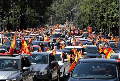 Participantes en la manifestación convocada por Vox, este sábado en la plaza de Cibeles en Madrid.