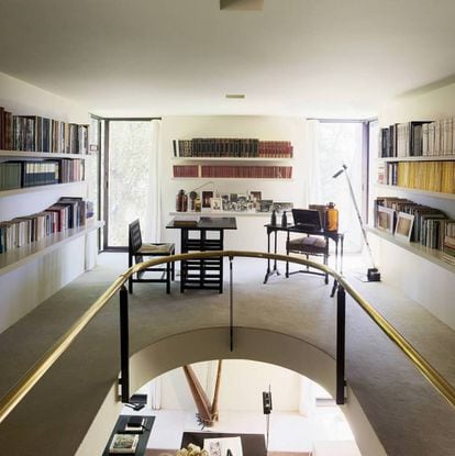 Vista de la biblioteca de la casa de Ricardo Bofill: los libros, ordenados con escuadra y cartabón, darán una imagen impoluta y organizada de 'tu oficina'. |