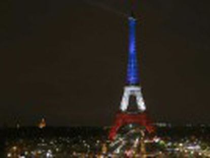 Tras dos noches apagado, el monumento más representativo de París se enciende con los colores de la bandera de Francia