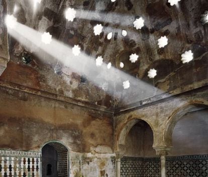 El baño de Comares de la Alhambra, con sus lucernarios en el techo.
