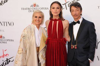 Maria Grazia Chiuri y Pierpaolo Piccioli, entonces directores creativos de Valentino, junto a la actriz Keira Knightley el pasado mes de mayo.