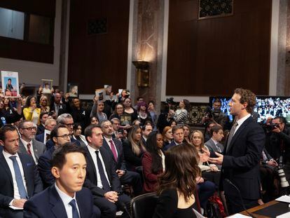 El consejero delegado de Meta, Mark Zuckerberg, se dirige a los familiares en el público durante la audiencia del Comité Judicial del Senado sobre protección a los menores en redes sociales