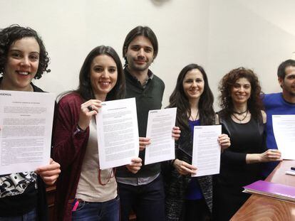 Nagua Alba (a la izquierda), junto a diputados de su partido en una imagen de archivo.