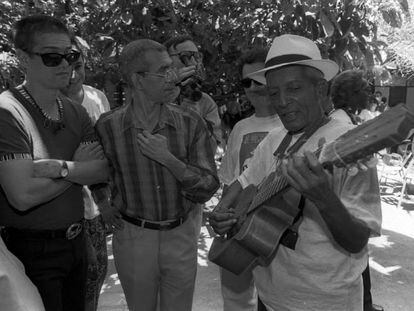 Santiago  Auser&oacute;n con Compay Segundo, en un encuentro entre el flamenco y el son cubano en Sevilla en 1994.