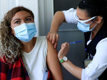 Una mujer recibe una vacuna contra la influenza, este miércoles en Ciudad de México.