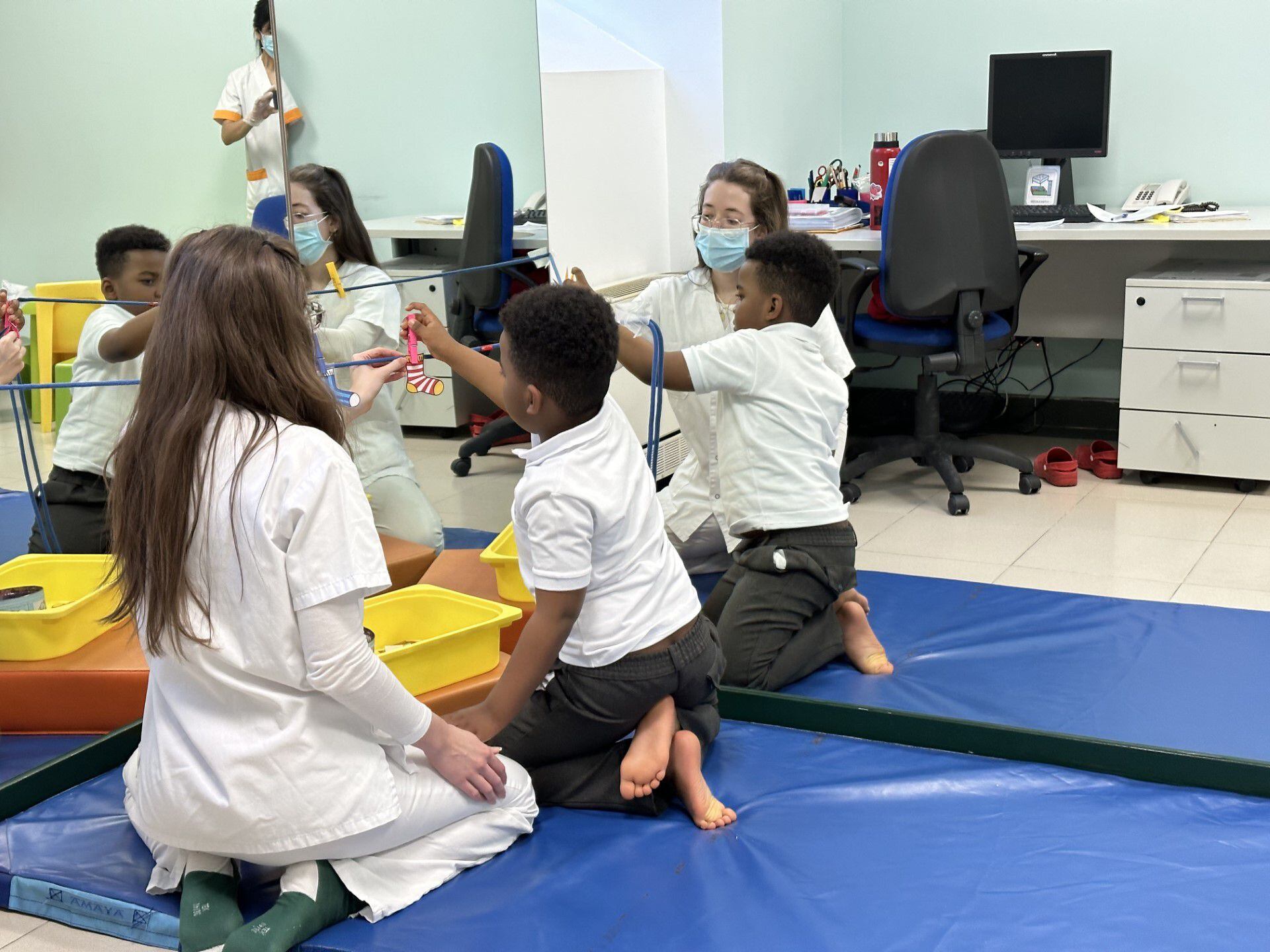 Dos niños practican varios ejercicios en la Fundación Instituto San José (Madrid).
