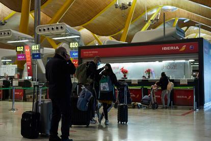 Pasajeros en la terminal T4 del Aeropuerto Adolfo Suárez Madrid-Barajas el 4 de diciembre de 2020.