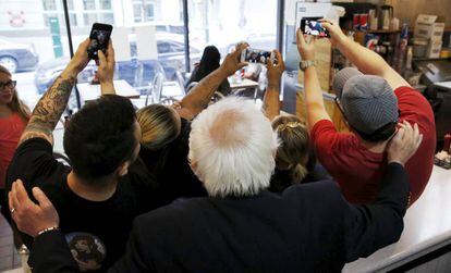 Selfie colectivo con Bernie Sanders.