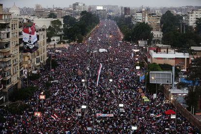 Cientos de miles de opositores de Morsi abarrotan una gran avenida en el exterior del palacio presidencial de Morsi.