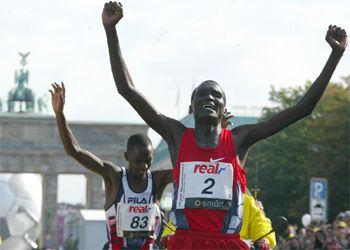 Tergat, tras cruzar la meta en el maratón de Berlín de 2003, en el que batió el récord del mundo.