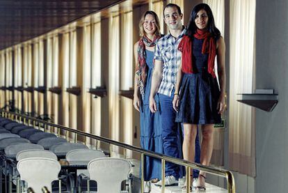 De izquierda a derecha, Judith Jáuregui, Manuel Blanco y Ana María Valderrama, en el vestíbulo del Auditorio Nacional.