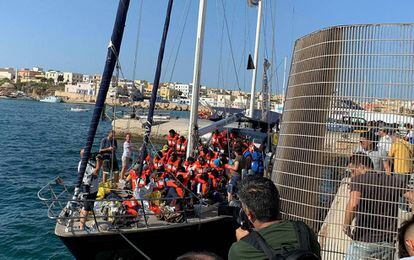 Llegada del barco a Lampedusa.