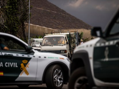 Andrés Concepción hijo conduce una camioneta junto a su padre (centro) y un empleado, para tratar de llegar hasta su finca, cerca de Puerto Naos, este miércoles.