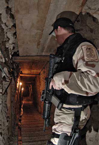 Un agente del servicio de inmigración estadounidense controla el túnel.