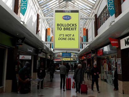 Uno de los carteles pagados por Pimlico contra el Brexit en una galería comercial de Londres