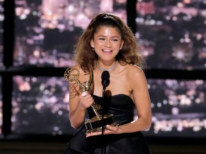 Zendaya, una de las grandes protagonistas de los Emmy en las redes sociales, recoge su galardón como Mejor Actriz de Drama por 'Euphoria'.
