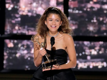 Zendaya, una de las grandes protagonistas de los Emmy en las redes sociales, recoge su galardón como Mejor Actriz de Drama por 'Euphoria'.