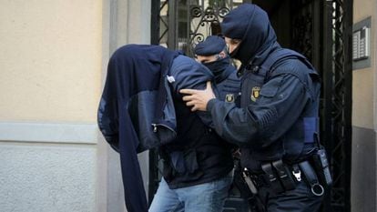 Un dels detinguts al carrer Viladomat de Barcelona.