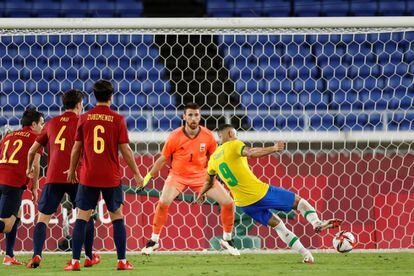 El delantero brasileño Matheus Cunha marca el 1-0 en la final de fútbol masculino entre Brasil y España.