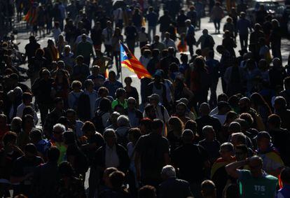 Una bandera estelada durant la concentració a l'exterior del Parlament, a Barcelona.