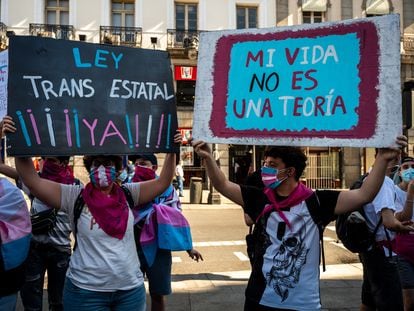 Manifestantes en Madrid el 4 de julio reclaman el desarrollo de una 'ley trans'.