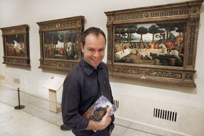 El escritor Javier Serra, retratado el viernes con su libro en el Museo del Prado.