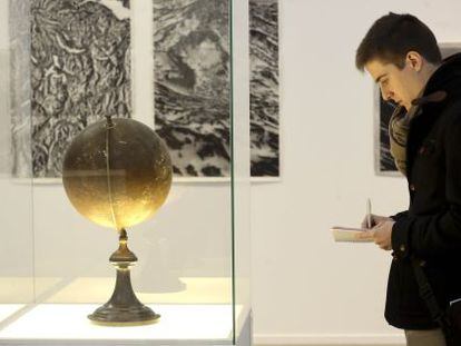 El globo terr&aacute;queo que fue propiedad del escritor franc&eacute;s Julio Verne es parte de la exposici&oacute;n en La casa del Lector de Matadero Madrid