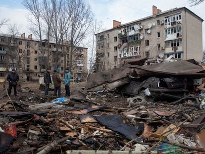 Residentes de Kostiantinivka, en la provincia ucrania de Donetsk, este sábado frente a las casas destruidas por los bombardeos rusos.