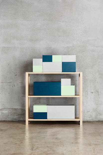 Sistema de almacenamiento de caja de madera Lundia, que se adapta a los estantes principales de esta empresa finlandesa.