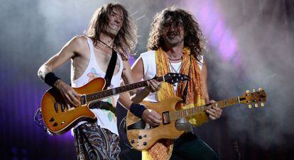 Robe Iniesta (izquierda) e I&ntilde;aki Ant&oacute;n, durante el concierto de Las Ventas.