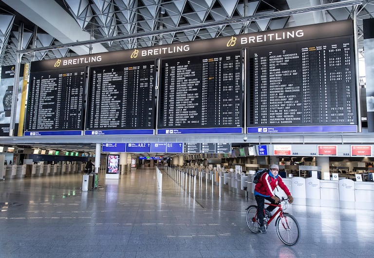Un hombre monta en bicicleta en el la terminal 1 del aeropuerto de Fráncfort, al oeste de Alemania.