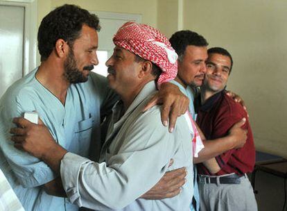 Dos de los egipcios secuestrados en el desierto se abrazan a sus familiares después de recuperar la libertad
