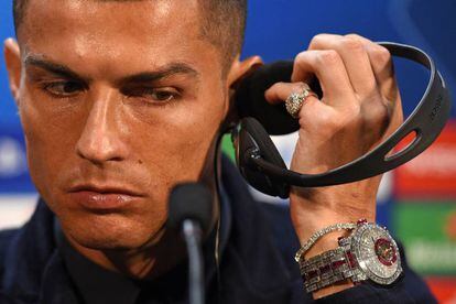 Cristiano Ronaldo durante la conferencia de prensa de este lunes en Old Trafford con el exclusivo reloj en su muñerca.