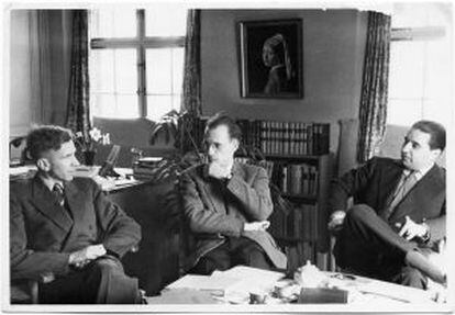 Sobre estas líneas, desde la izquierda, Ronald Kuhn, Michel Foucault y Georges Verdeaux.