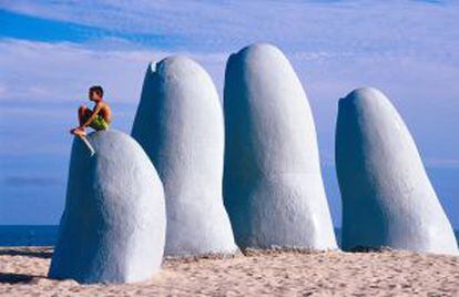 Monumento 'La mano en la arena' de Playa Brava, en Punta del Este (Uruguay).