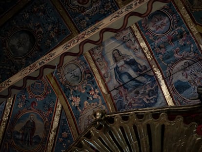Los cielos historiados en la capilla de Nurio, que sobrevivieron al incendio que consumió la iglesia.