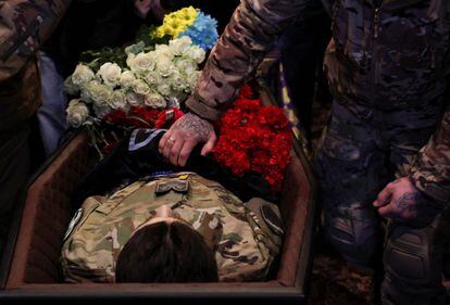 Un soldado rinde tributo a su compañero de armas, Dmitro Kotsiubailo, durante su funeral en la catedral de San Miguel en Kiev. 