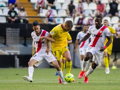 Óscar Valentín y Advíncula intentan cerrarle el paso a Franquesa, autor del primer gol del Girona.