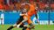 Memphis Depay pugna por el balón con Dragovic.