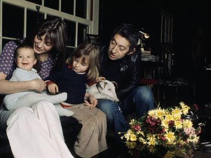 Jane Birkin y Serge Gainsbourg, con Charlotte (hija de ambos) y Kate (hija de ella de un matrimonio anterior), en su casa de París en 1971.