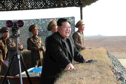 El líder de Corea del Norte Kim Jong-Un durante su visita a la unidad antiárea de cohetes del Ejército en Pyongyang.