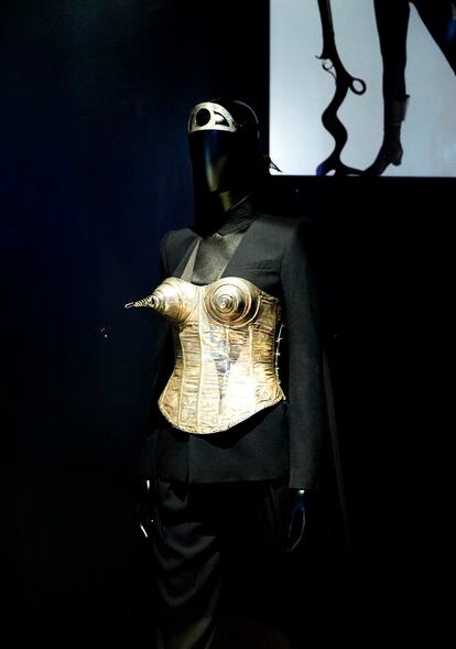Corsé metálico. Gaultier decidió desarrollar varias versiones de esta prenda tras el éxito de la creada para Madonna en 1990.