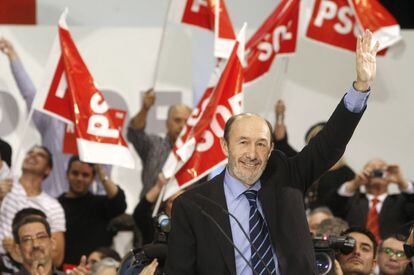 Alfredo Pérez Rubalcaba sabe que las encuestas están a favor del PP pero se ha marcado el objetivo de acortar distancias y pelear cada escaño.