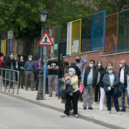 Dvd 1052 05.04.21 Elecciones Madrid 2021. Manzanares el Real. Colas para votar en el polideportivo. foto: Santi Burgos