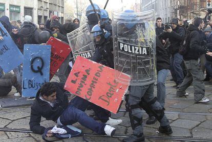 La policía golpea a un estudiante, ayer en Milán, en una protesta contra los recortes.