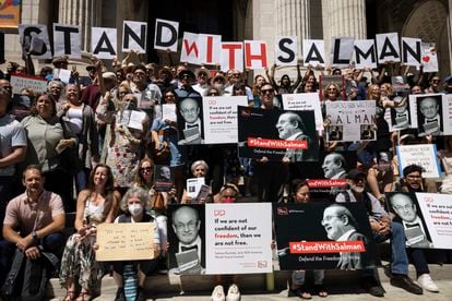 Simpatizantes se reúnen en solidaridad con Salman Rushdie frente a la Biblioteca Pública de Nueva York.