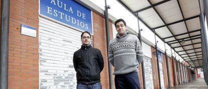 &Aacute;lvaro Sola y Jonathan Ban-Magen, frente al aula de estudios que ahora es una sala de rezos. 