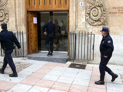 Agentes del Cuerpo Nacional de Policía vigilan el exterior del Archivo General de la Guerra Civil, en Salamanca.