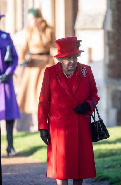 La reina Isabel II, tras la misa de Navidad celebrada en Sandringham (el Reino Unido), el pasado mes de diciembre.