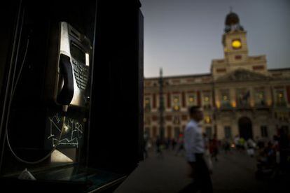 La cabina de teléfono 7313U en la Puerta del Sol.